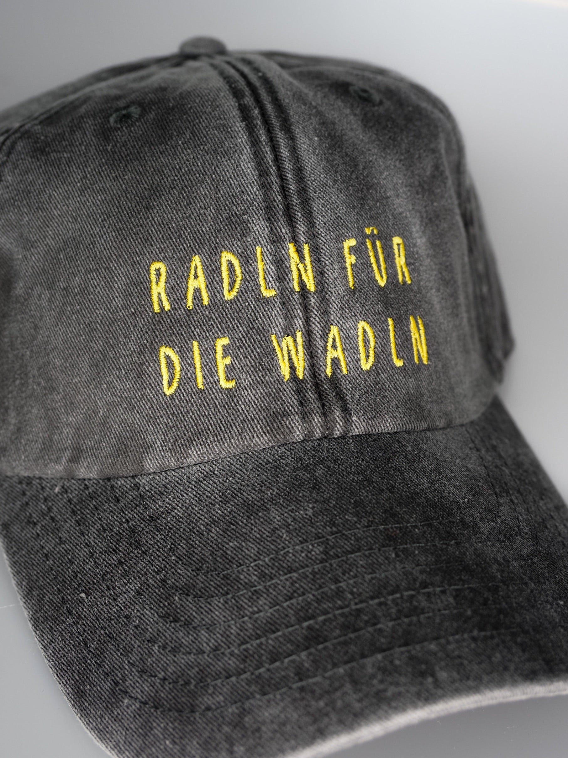 Vintage Cap ,, radln für die wadln“ black
