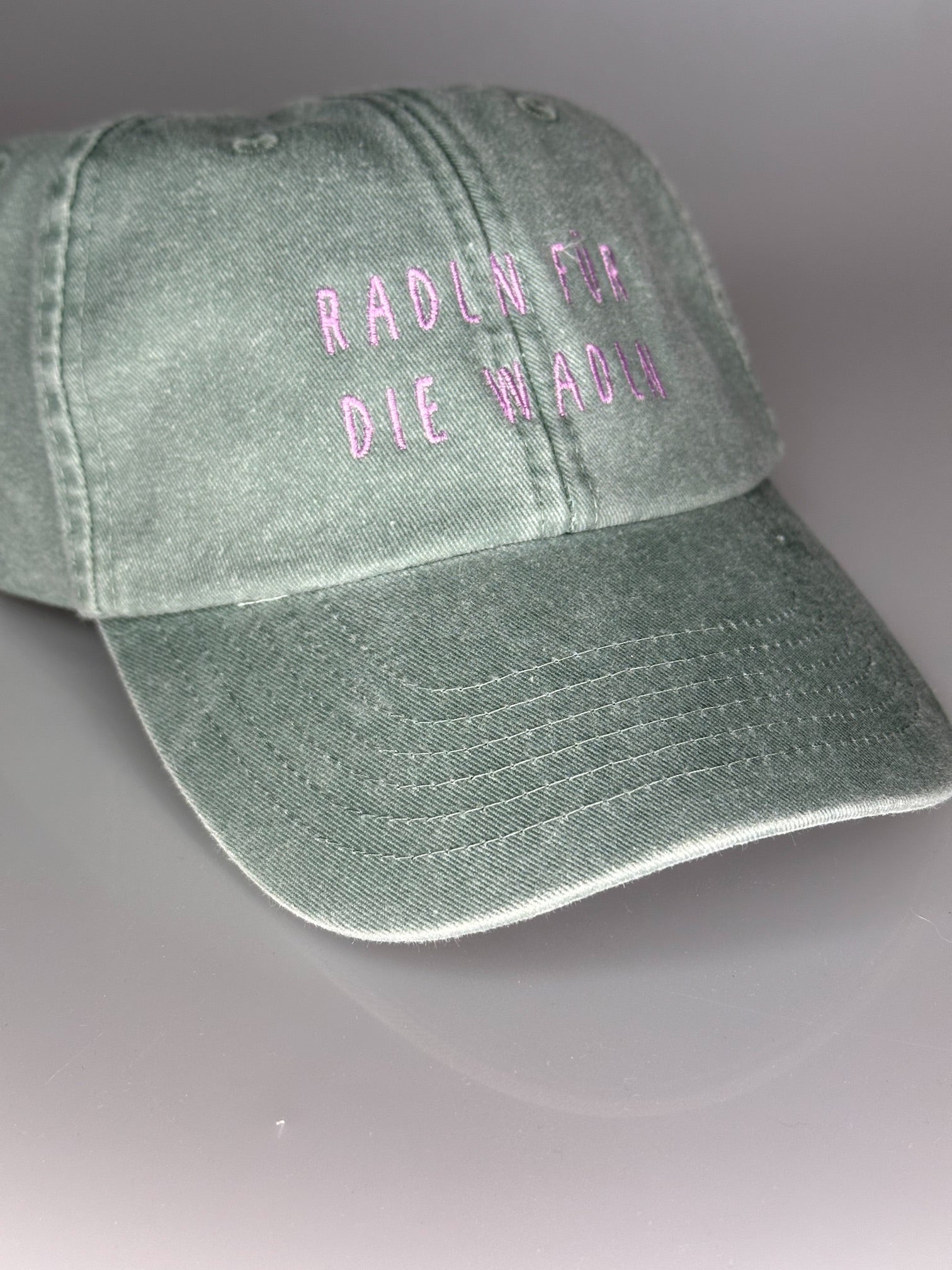Vintage Cap ,, radln für die wadln“ sage green